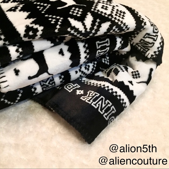 VS Pink Lux Sherpa Blanket—Limited Edition! - Picture 4 of 8